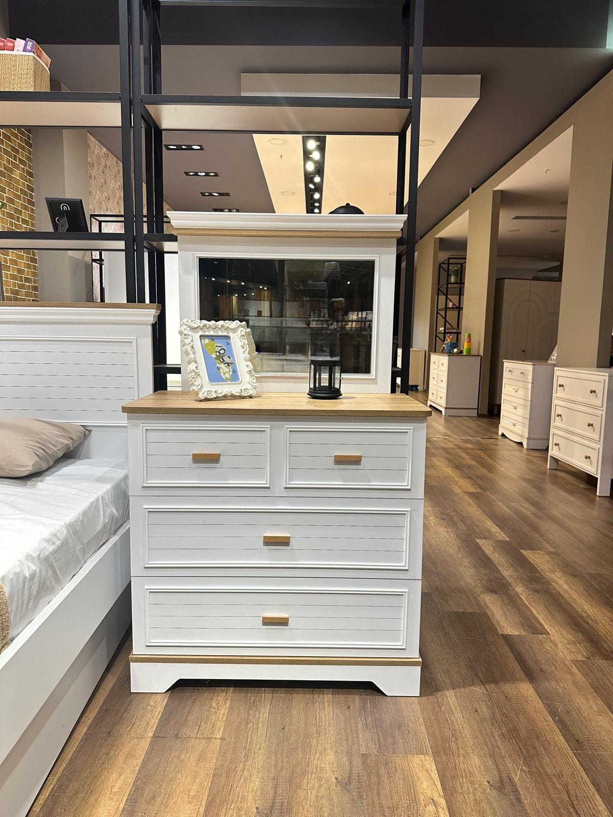 Lofter Commode & Spiegel